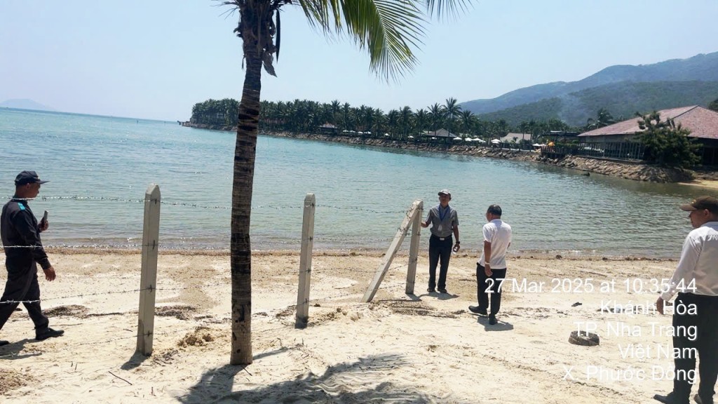 Rào bãi biển Nha Trang - Ảnh 1.