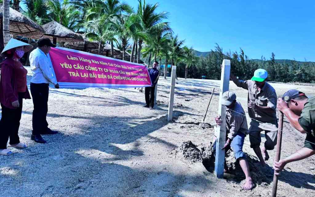 Đề xuất gỡ bỏ hàng rào kẽm gai tại bãi biển Nha Trang - Ảnh 2.