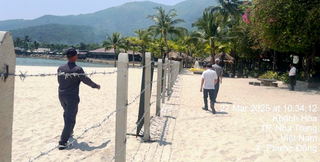 Đề xuất gỡ bỏ hàng rào kẽm gai tại bãi biển Nha Trang - Ảnh 1.