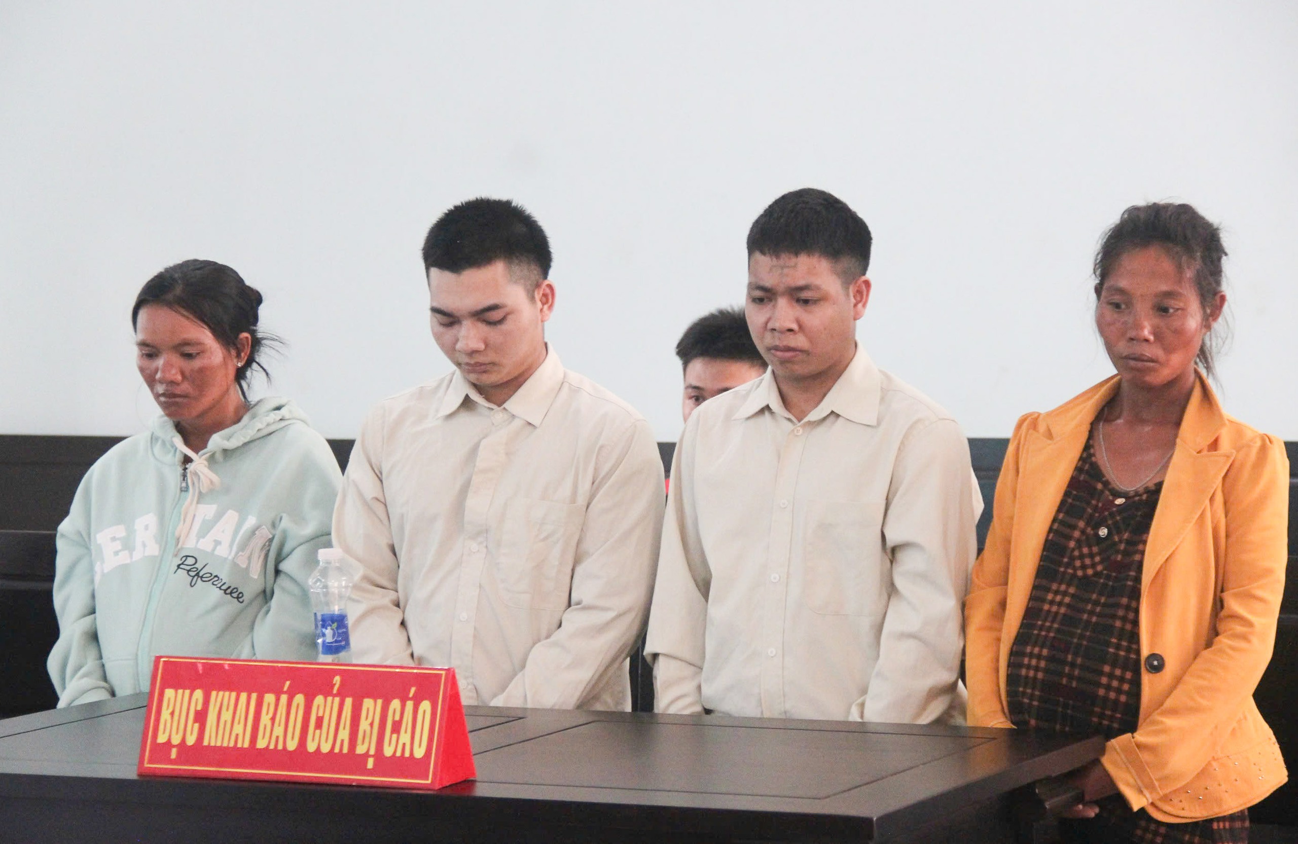 Xét xử vụ án hai anh em sát hại bạn nhậu và phi tang xác - Ảnh 1.
