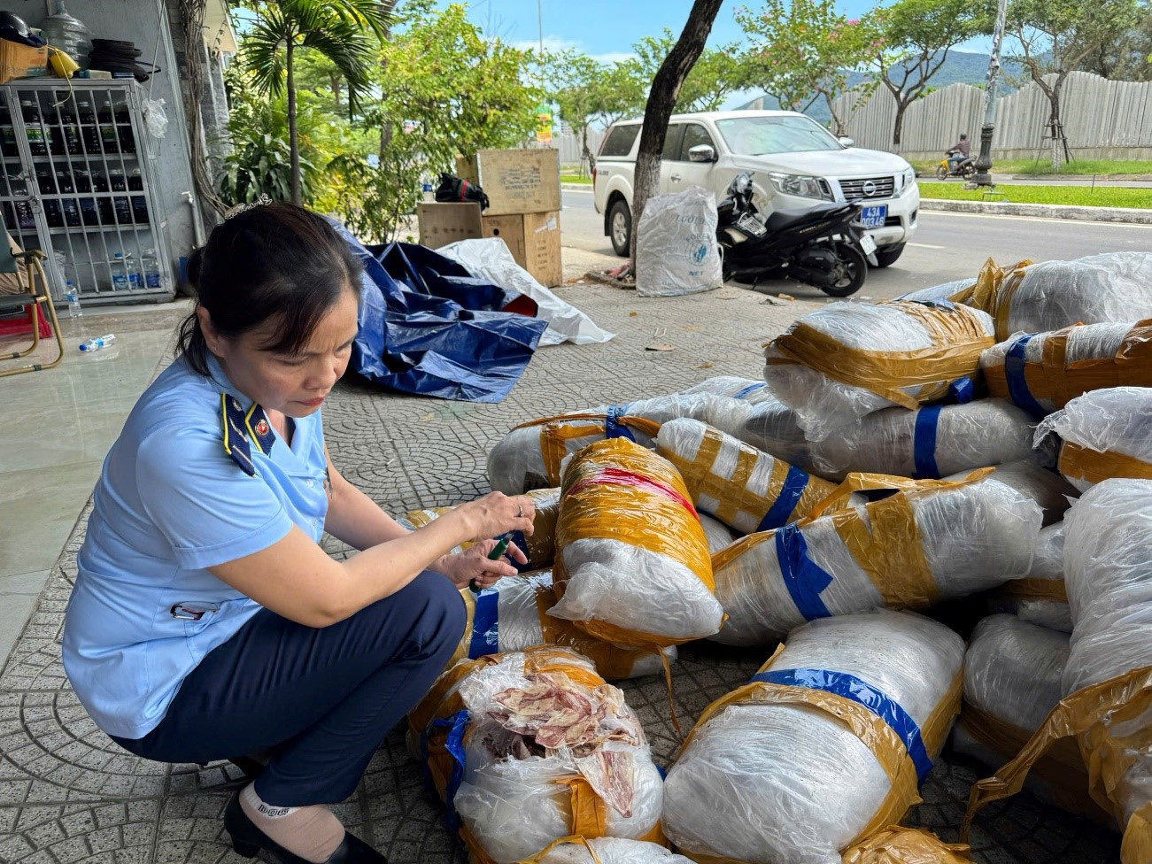 Đẩy mạnh công tác chống buôn lậu và hàng giả tại Lạng Sơn - Ảnh 2.