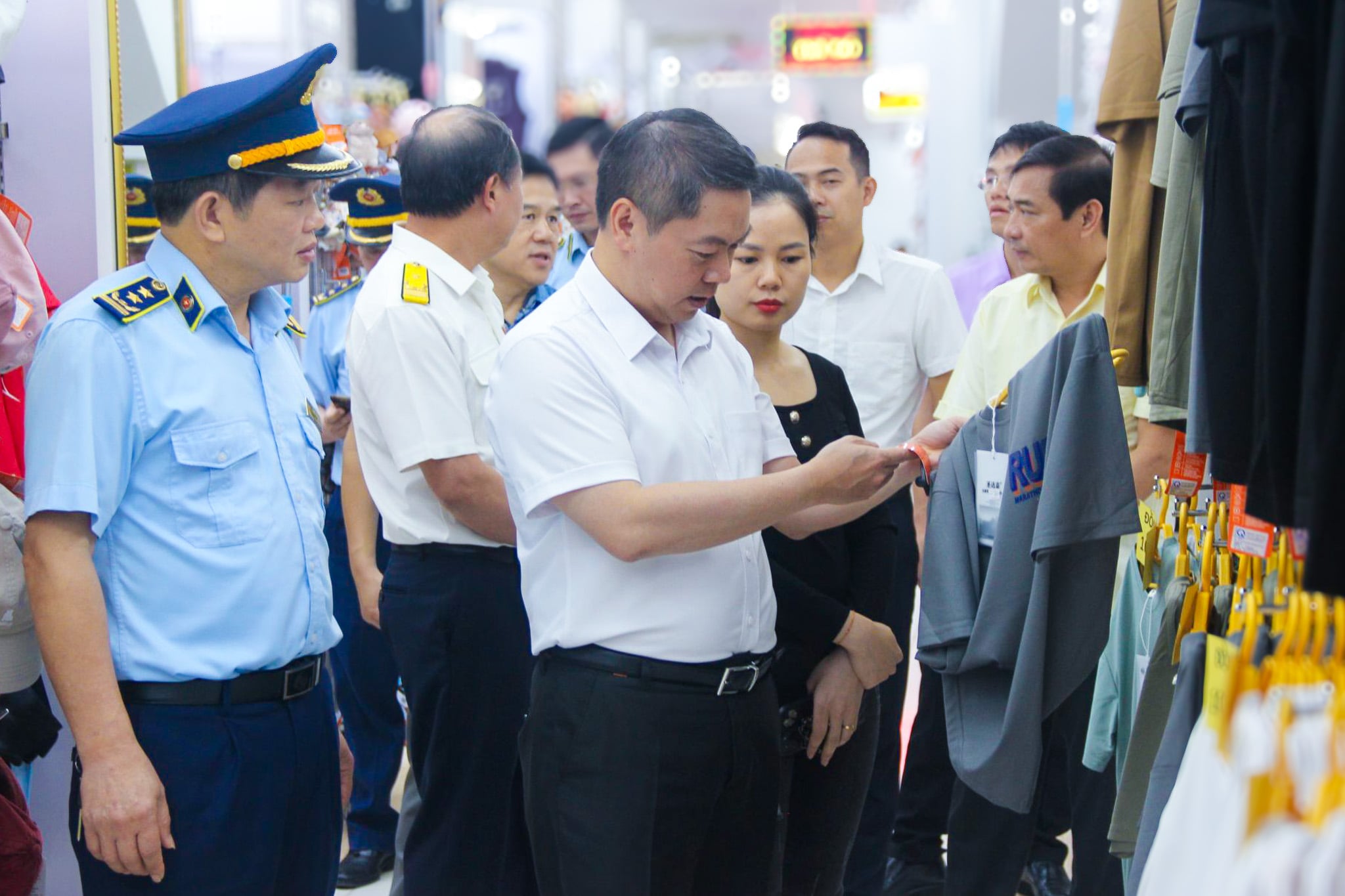 Đẩy mạnh công tác chống buôn lậu và hàng giả tại Lạng Sơn - Ảnh 1.