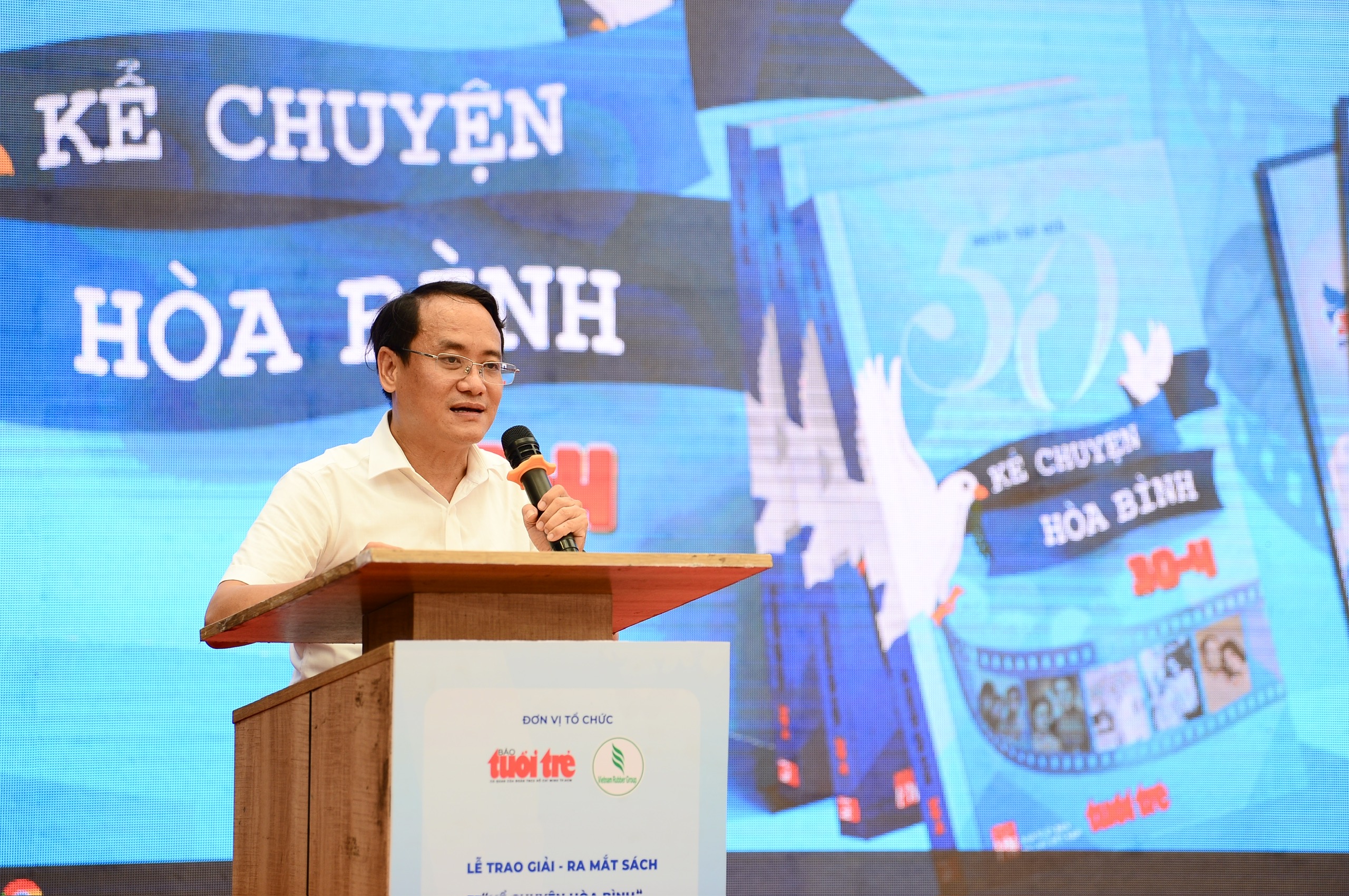 Trao giải, ra mắt sách Kể chuyện hòa bình, đặc san Tuổi Trẻ 30-4 - Sum họp một nhà - Ảnh 6.