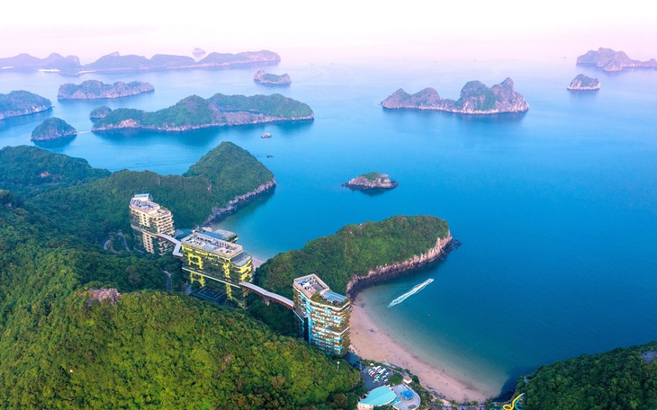 Thông báo tạm ngừng vận chuyển ô tô sang đảo Cát Bà để giảm ùn tắc trong mùa hè - Ảnh 2.