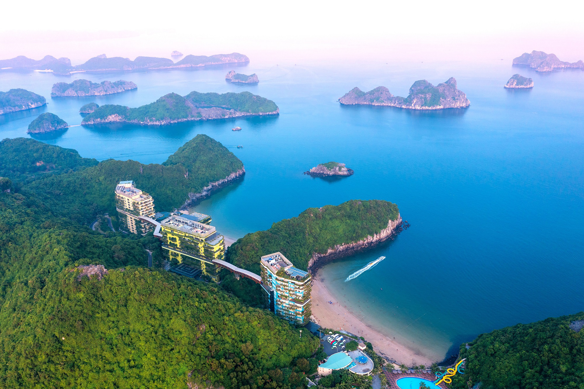 Cát Bà - Ảnh 1.