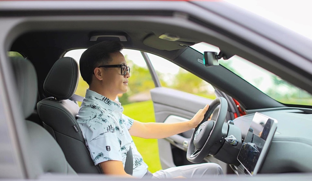 Chủ doanh nghiệp hài lòng với trải nghiệm sử dụng và dịch vụ hậu mãi của xe điện VF 9 - 3