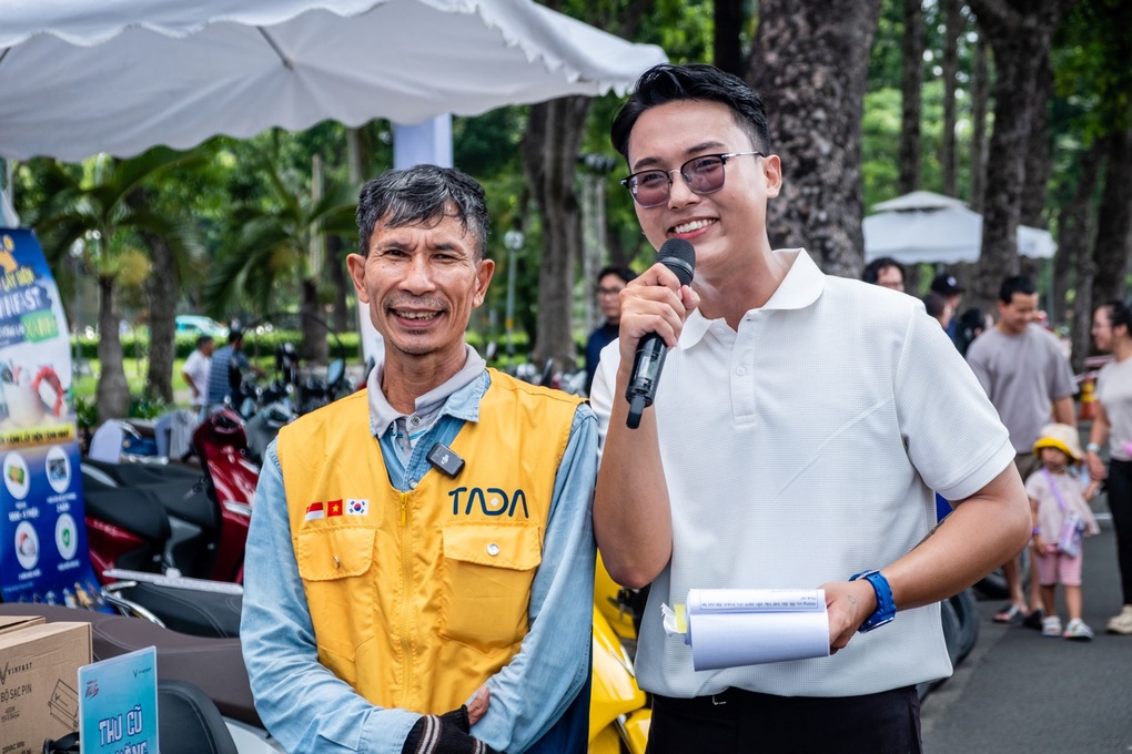 Người dân phấn khởi tham gia sự kiện đổi xe máy xăng lấy xe điện tại TPHCM - 4