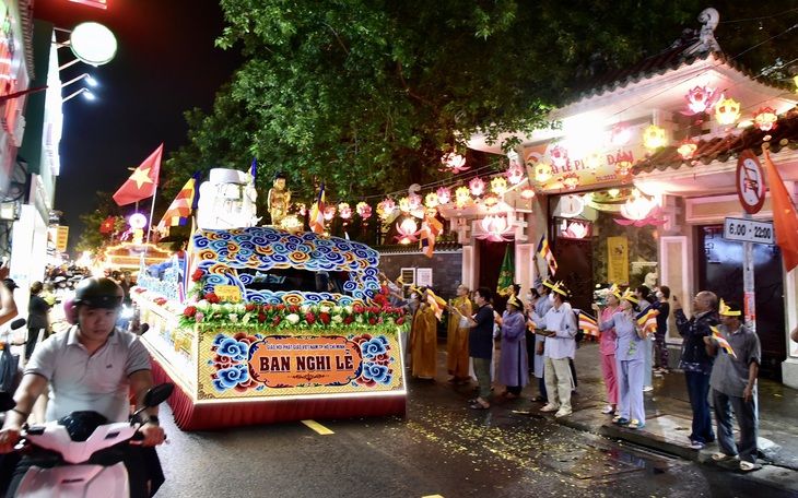 Diễu hành xe hoa mừng 50 năm thống nhất đất nước - Ảnh 5.