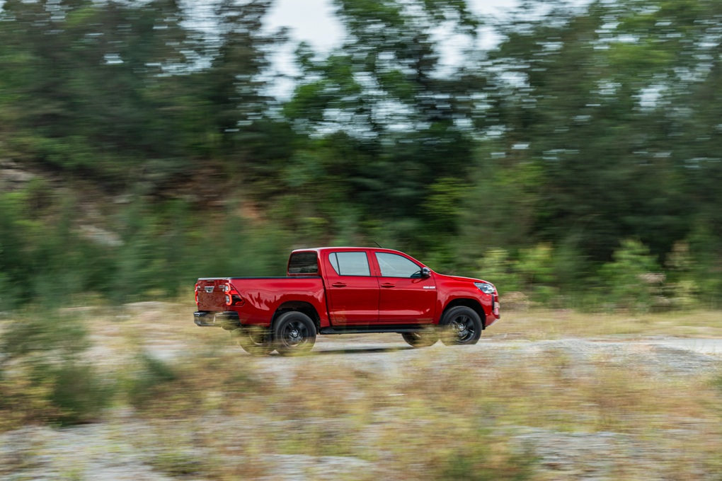 Toyota Hilux: Chiến binh không ngại thử thách địa hình - 2