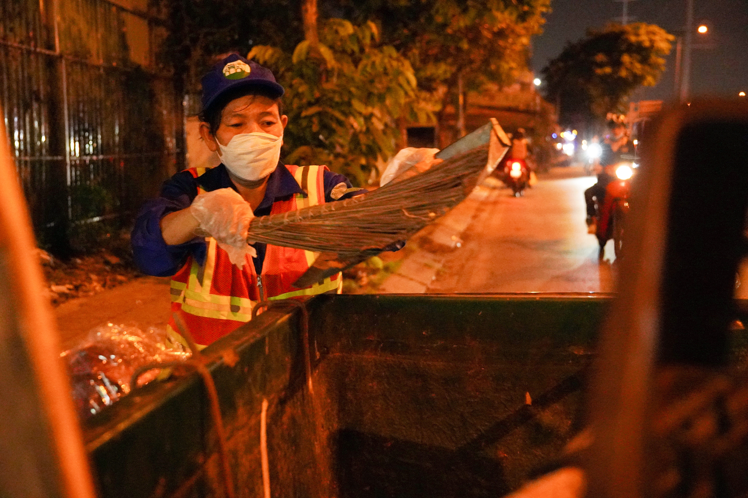 Những Người Âm Thầm Góp Phần Làm Đẹp Ngày Lễ - Ảnh 2.