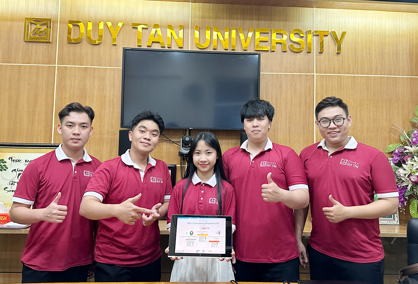 Sinh viên Đại học Duy Tân xuất sắc giành ngôi vô địch tại cuộc thi ERPsim International Competition 2025 - Ảnh 1.