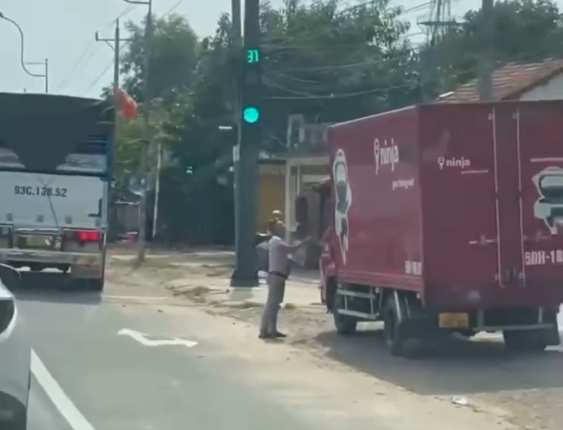 Hai người chặn xe tải, tấn công tài xế và bị công an triệu tập - Ảnh 1.
