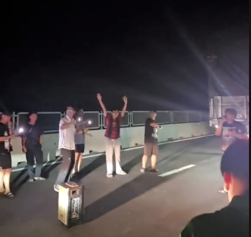 Xe đông lạnh chắn ngang, cao tốc Vĩnh Hảo - Phan Thiết kẹt dài, nhiều người xách loa hát live - Ảnh 3.