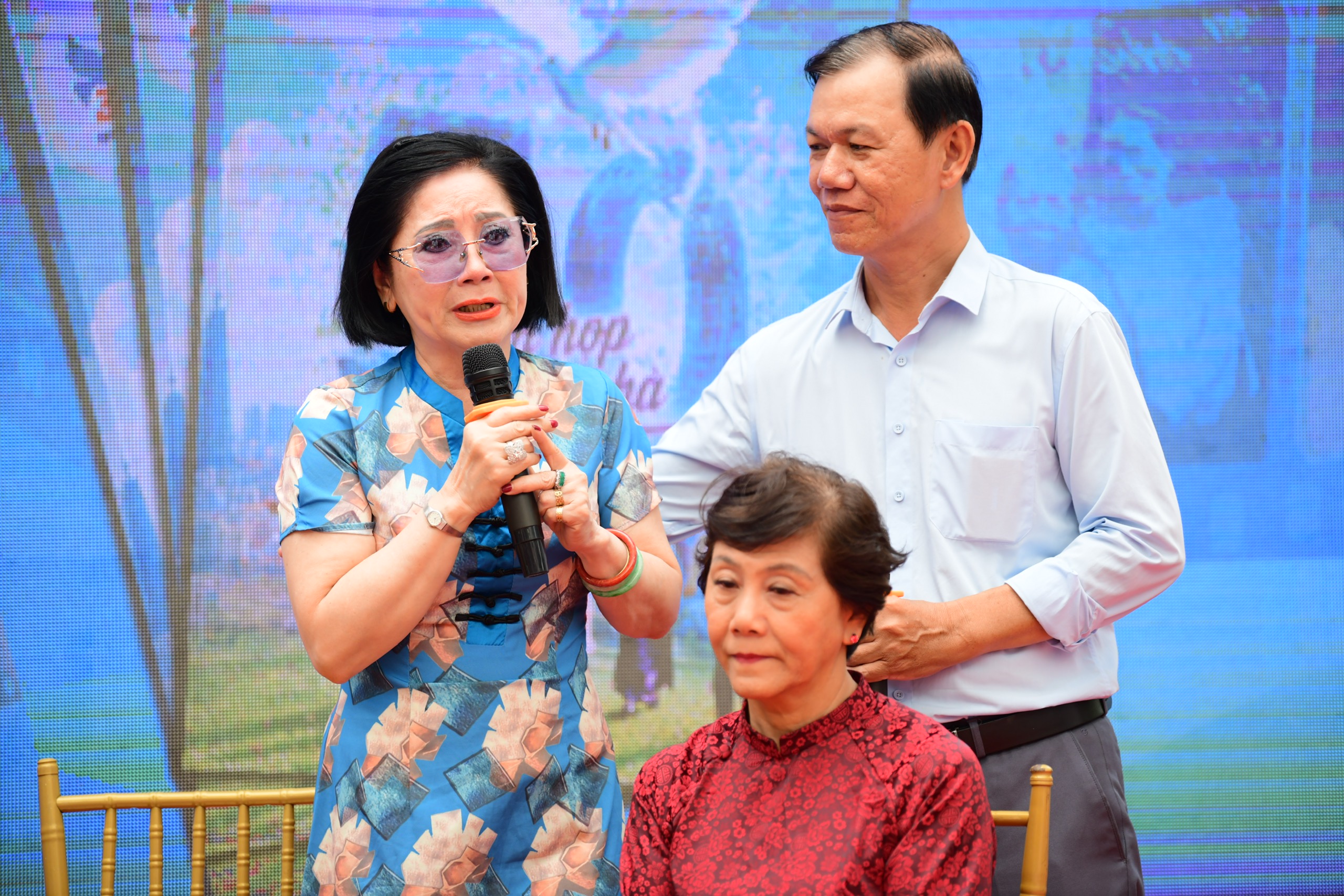 Trao giải, ra mắt sách Kể chuyện hòa bình, đặc san Tuổi Trẻ 30-4 - Sum họp một nhà - Ảnh 9.