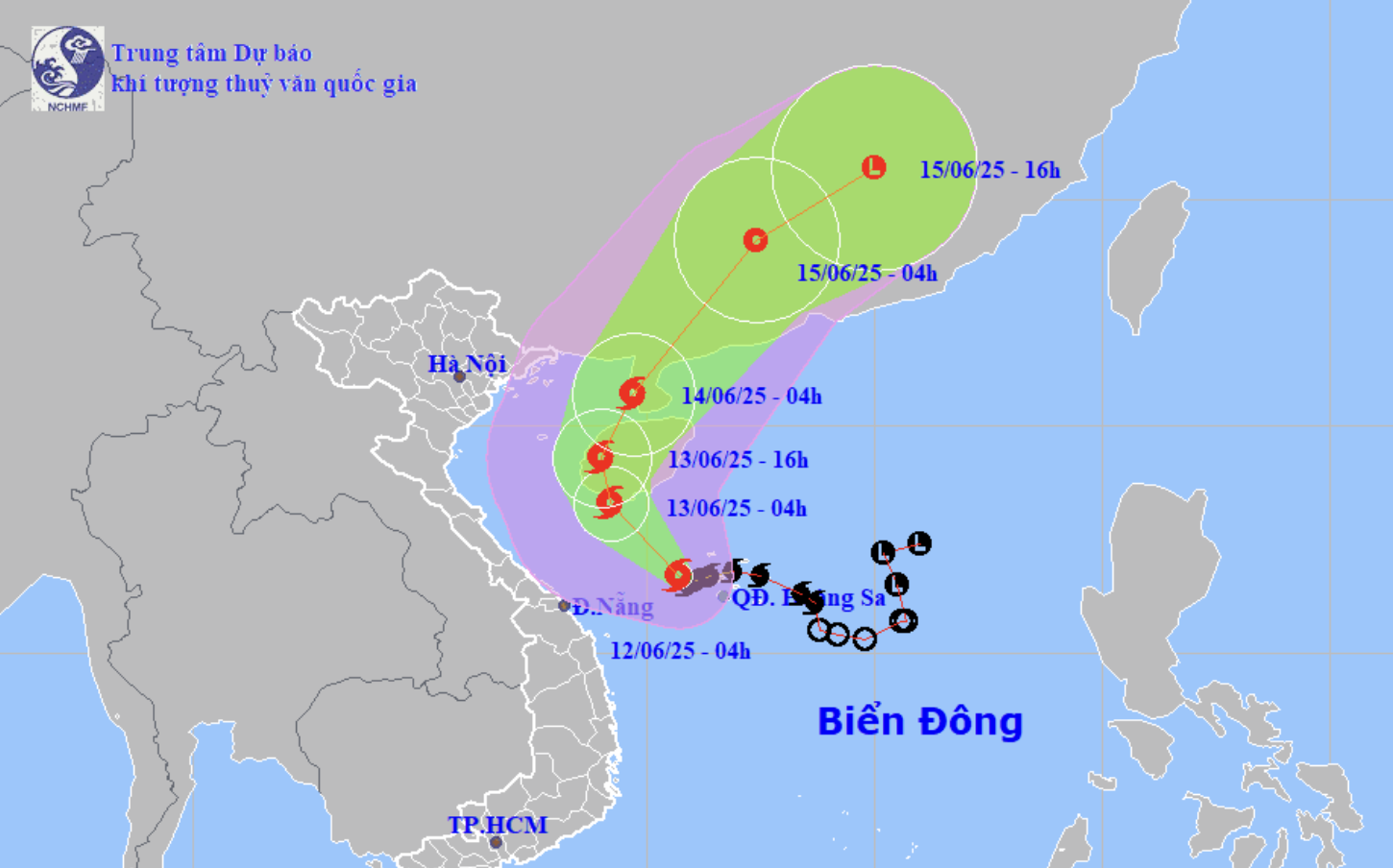 Bão số 1 gia tăng cường độ, miền Trung tiếp tục hứng chịu mưa lớn - Ảnh 1.