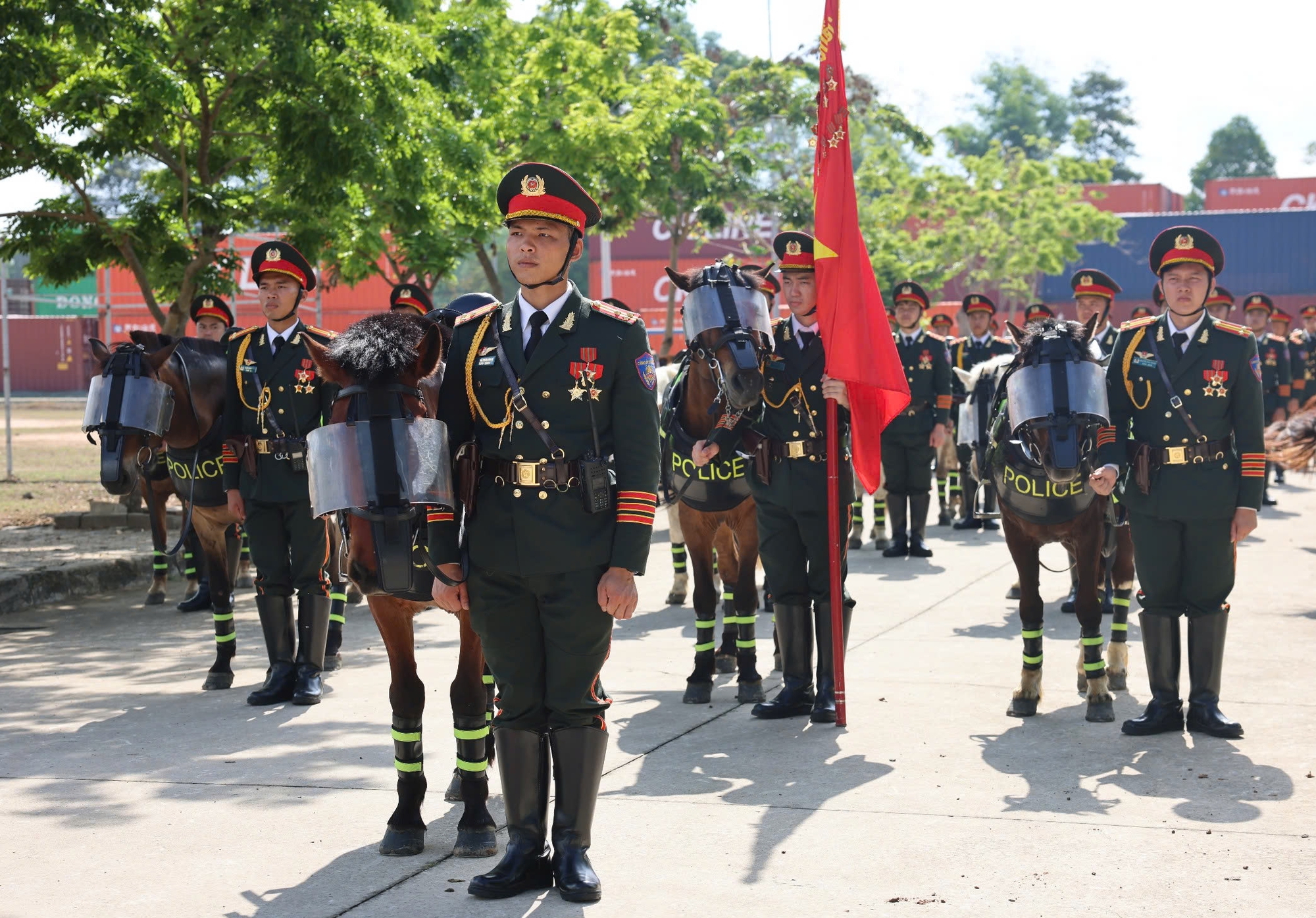 Bí thư Trung ương Đoàn thăm, động viên Cảnh sát cơ động kỵ binh - Ảnh 3.