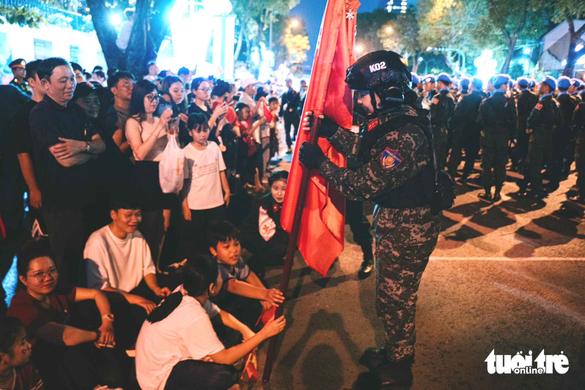 Tình quân dân ấm áp trong đêm sơ duyệt diễu binh tại thành phố Hồ Chí Minh - Ảnh 8.