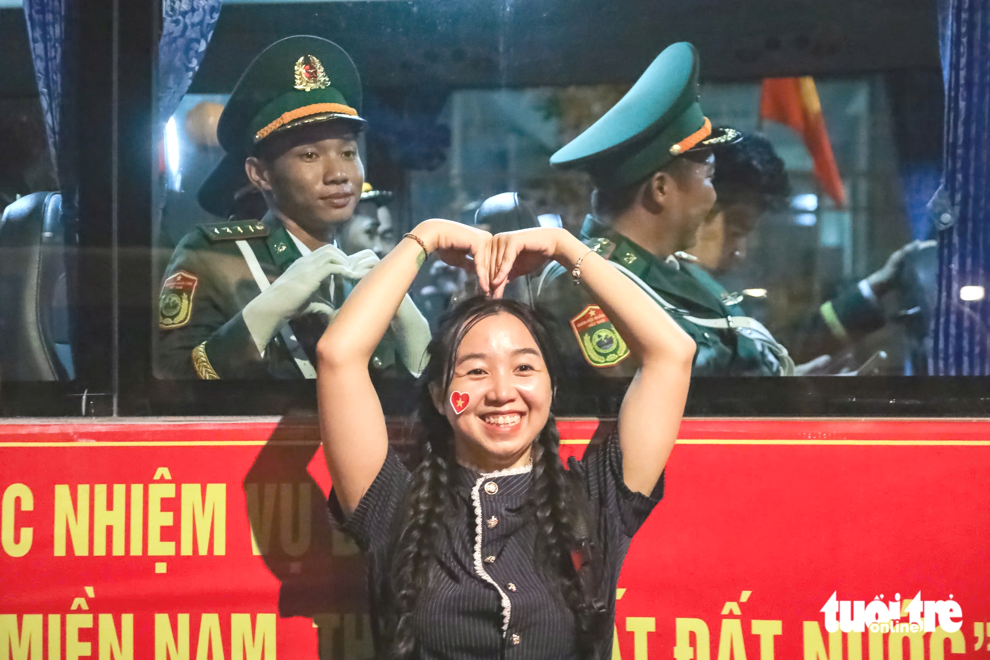 Tình quân dân ấm áp trong đêm sơ duyệt diễu binh tại thành phố Hồ Chí Minh - Ảnh 12.