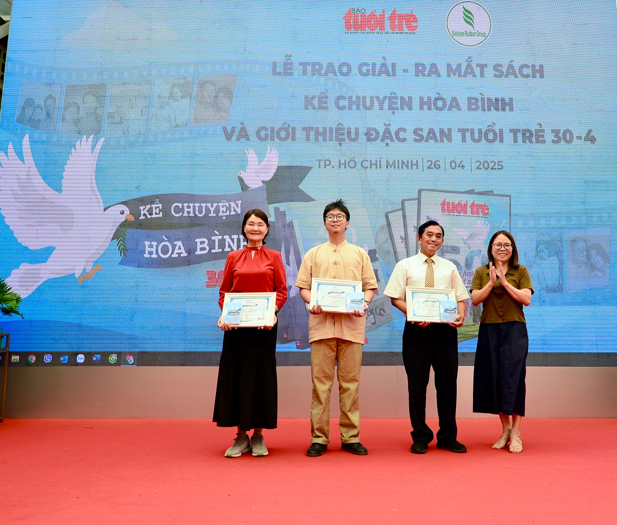 Trao giải, ra mắt sách Kể chuyện hòa bình, đặc san Tuổi Trẻ 30-4 - Sum họp một nhà - Ảnh 2.
