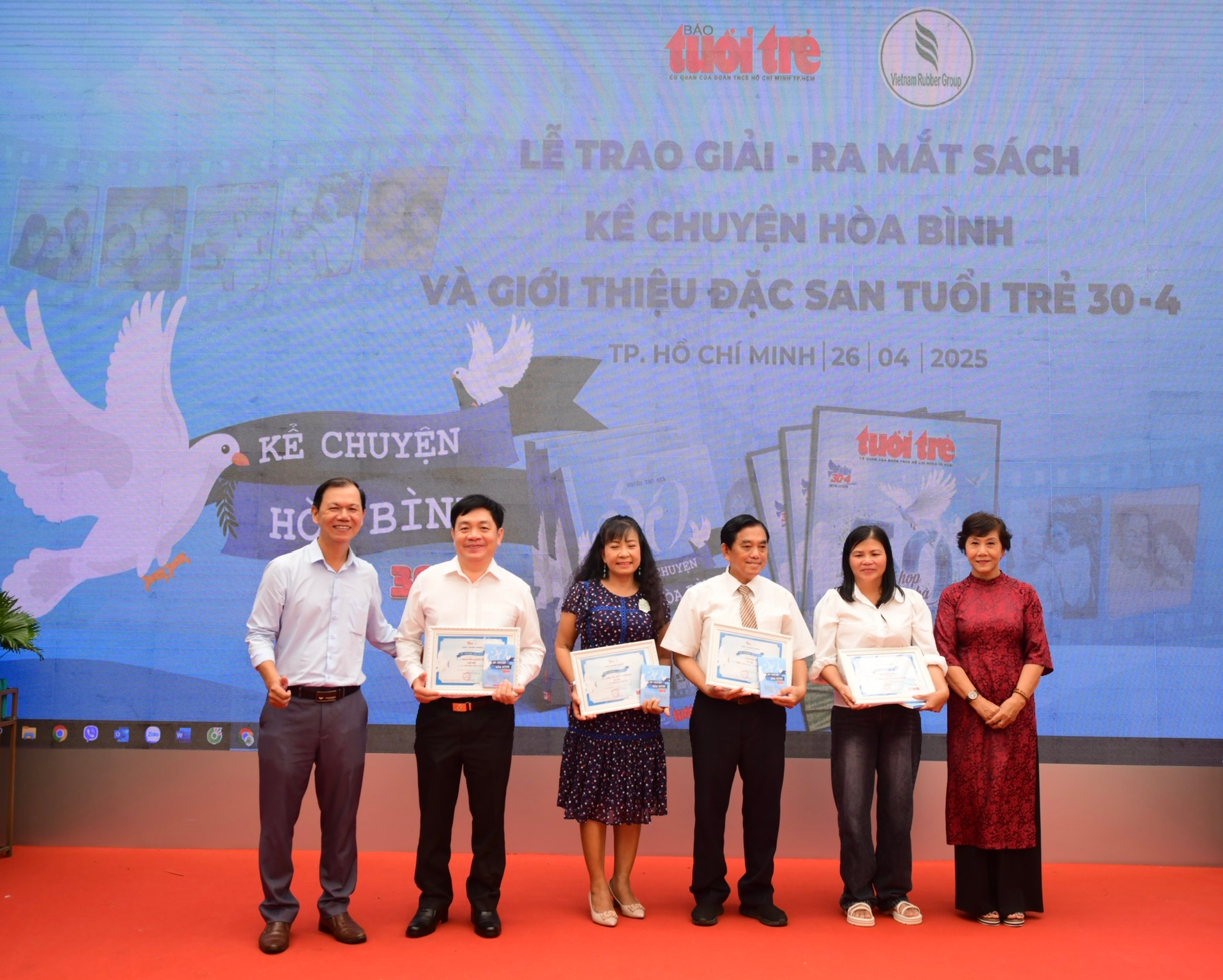 Trao giải, ra mắt sách Kể chuyện hòa bình, đặc san Tuổi Trẻ 30-4 - Sum họp một nhà - Ảnh 3.