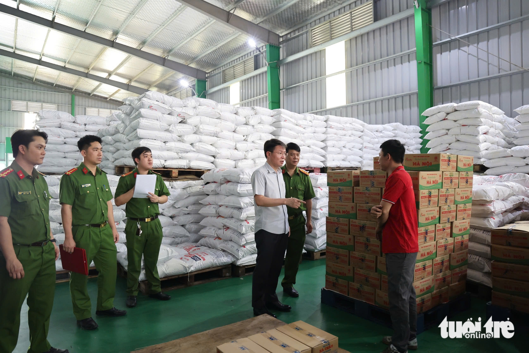 Khám Phá Xưởng Sản Xuất Hàng Giả - Ảnh 1.