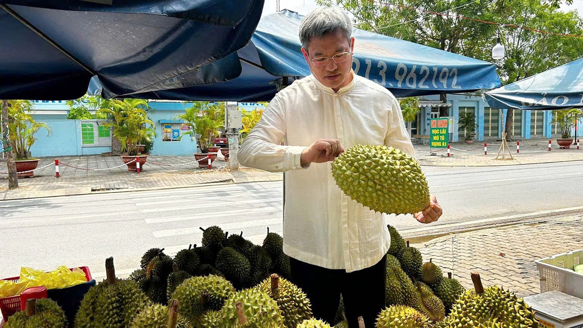 Nguyên Tổng lãnh sự Trung Quốc tại TP.HCM: Biến 'sầu riêng' thành trái 'vui chung' - Ảnh 1.