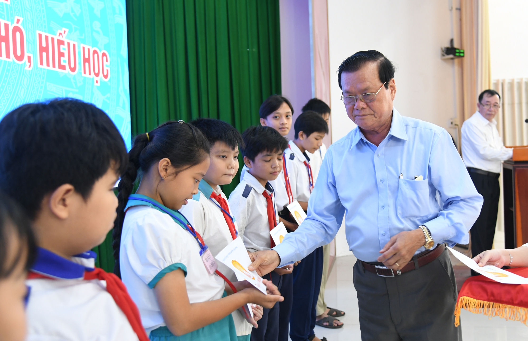 Trao tặng 230 suất học bổng cho học sinh nghèo hiếu học tại Kiên Giang - Ảnh 1.