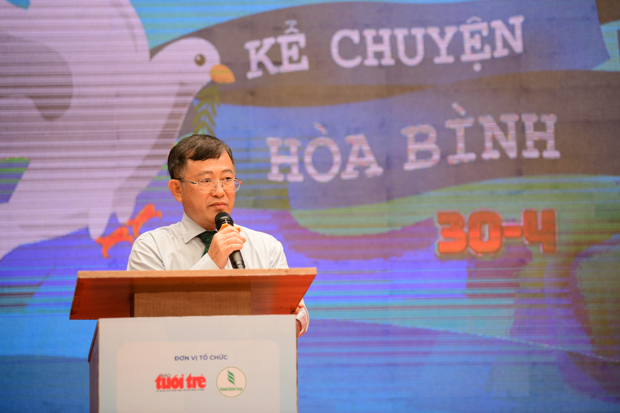 Trao giải, ra mắt sách Kể chuyện hòa bình, đặc san Tuổi Trẻ 30-4 - Sum họp một nhà - Ảnh 5.