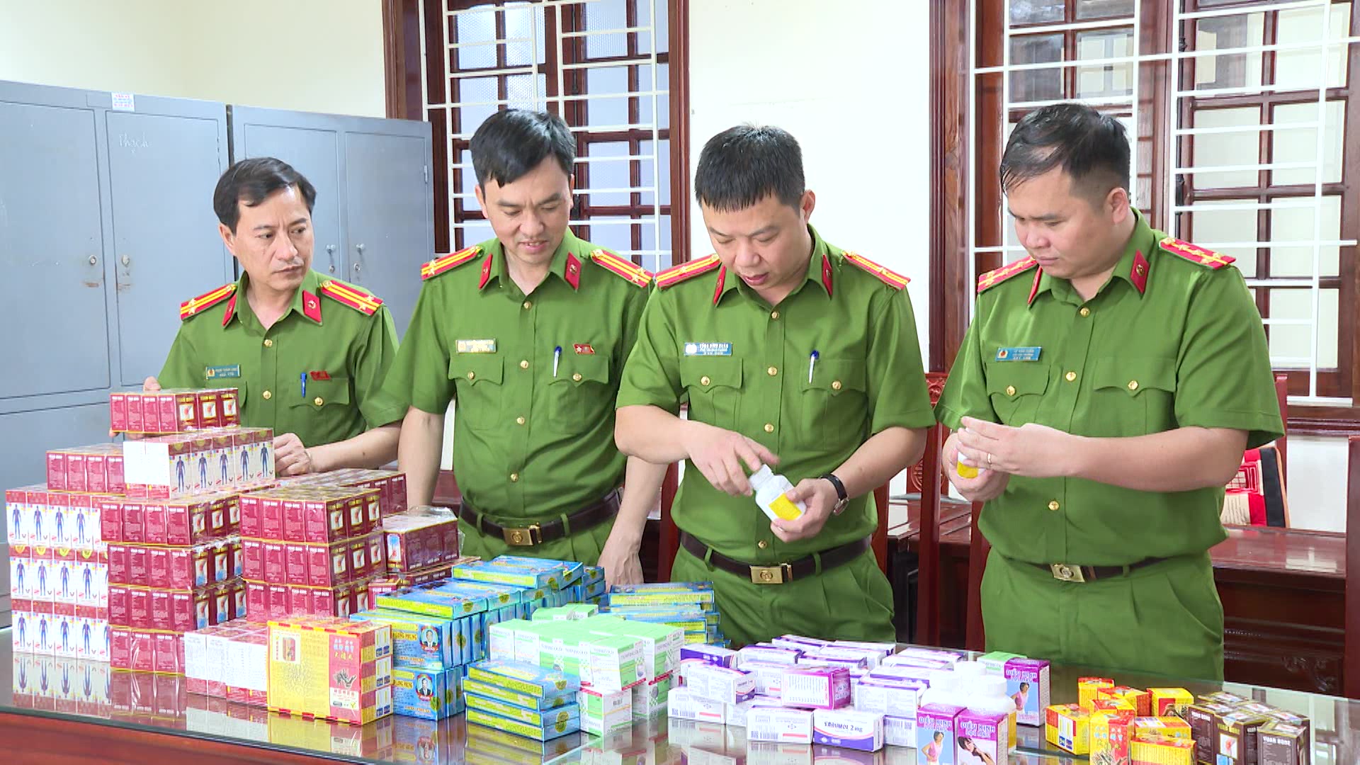 Công an Thanh Hóa triệt phá vụ thuốc giả quy mô lớn - Ảnh 1.