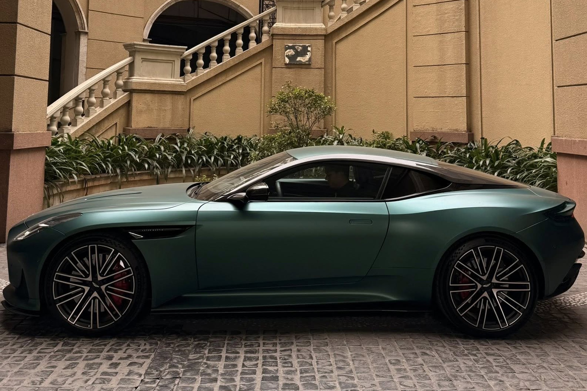 Chủ sở hữu Aston Martin DB12 độc nhất Việt Nam chịu lỗ 9 tỷ sau 600km - 3