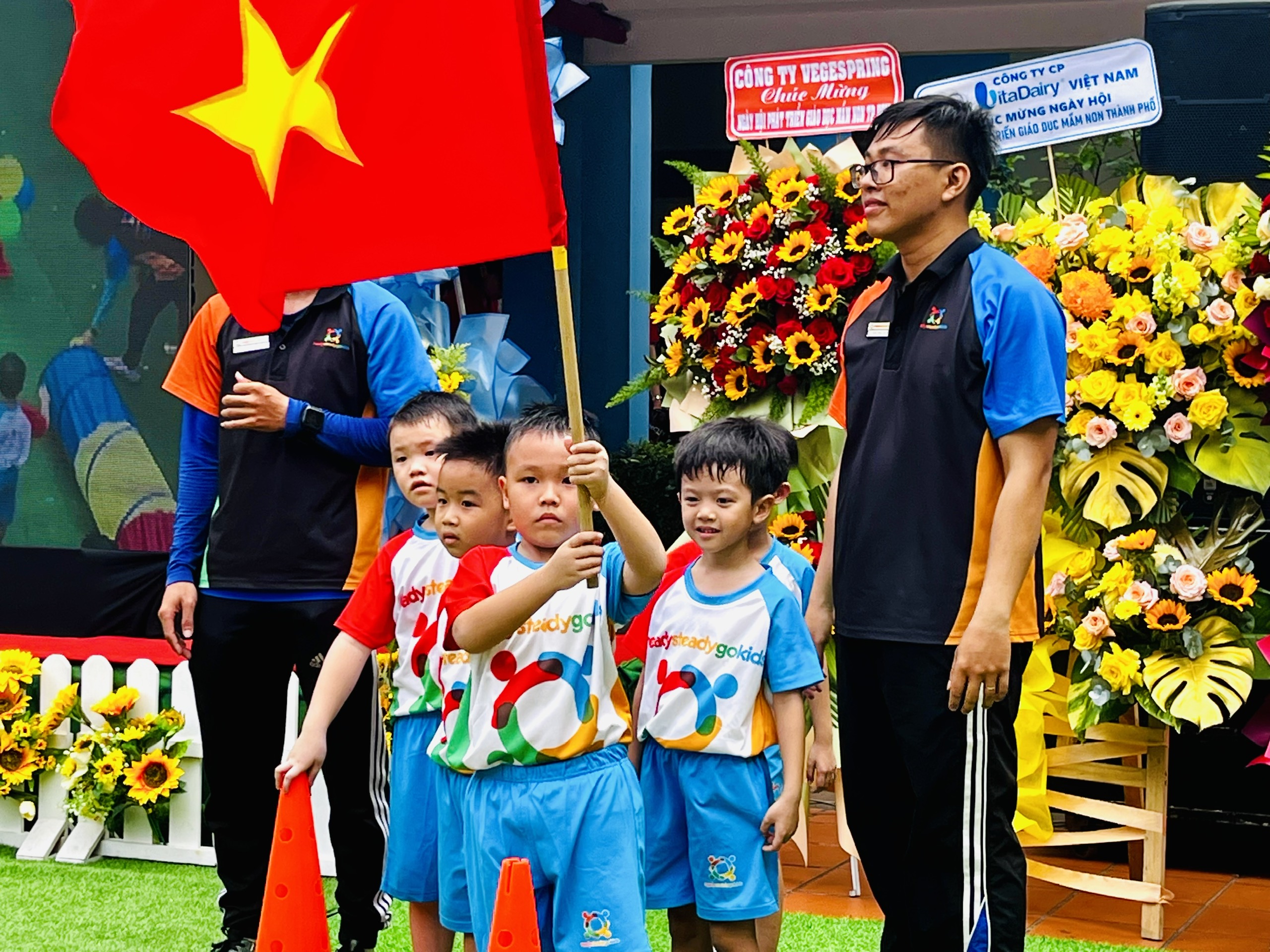 Học sinh quận 1 và quận 3 TP.HCM được nghỉ học sớm để tham gia lễ diễu binh - Ảnh 1.