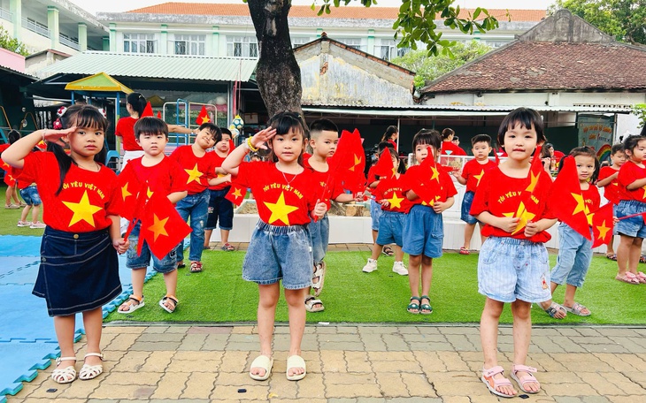 Học sinh quận 1 và quận 3 ra về sớm để tham gia lễ diễu binh - Ảnh 2.
