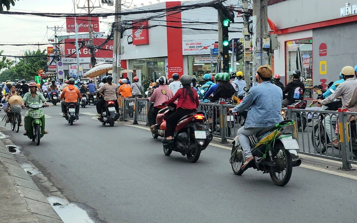 Đi xe ngược chiều: chưa bị phạt chưa sợ - Ảnh 2.