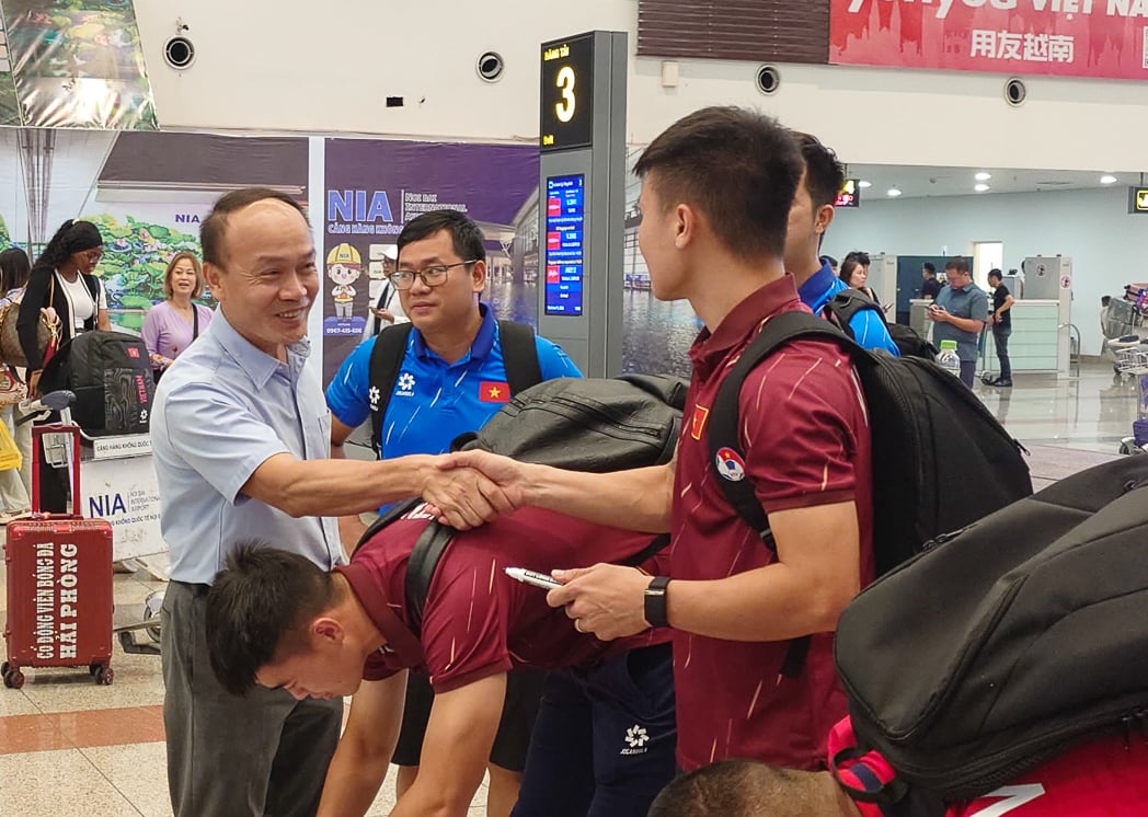 Đội tuyển Việt Nam trở về sau trận thua trước Malaysia - Ảnh 1.