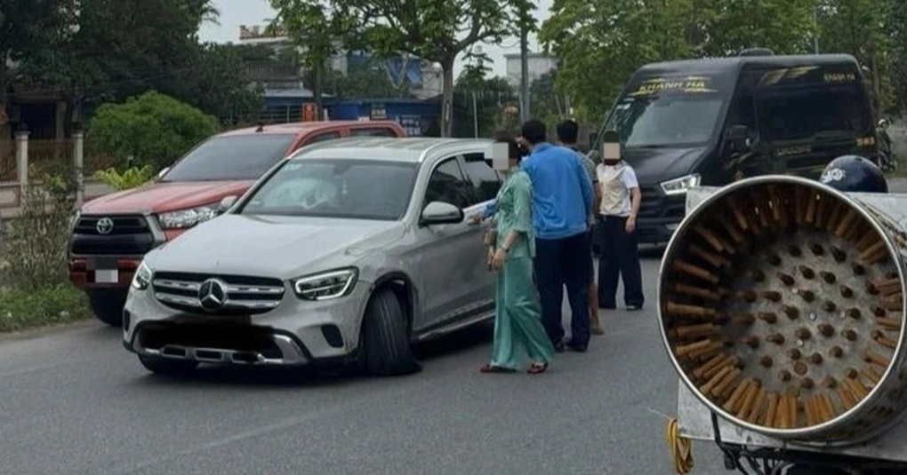 Tai nạn giữa xe Vios và Mercedes-Benz GLC