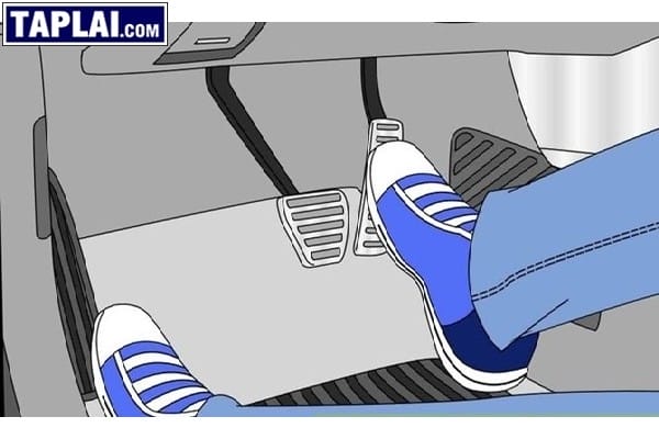 Chỉ nên dùng chân phải để điều khiển xe số tự động