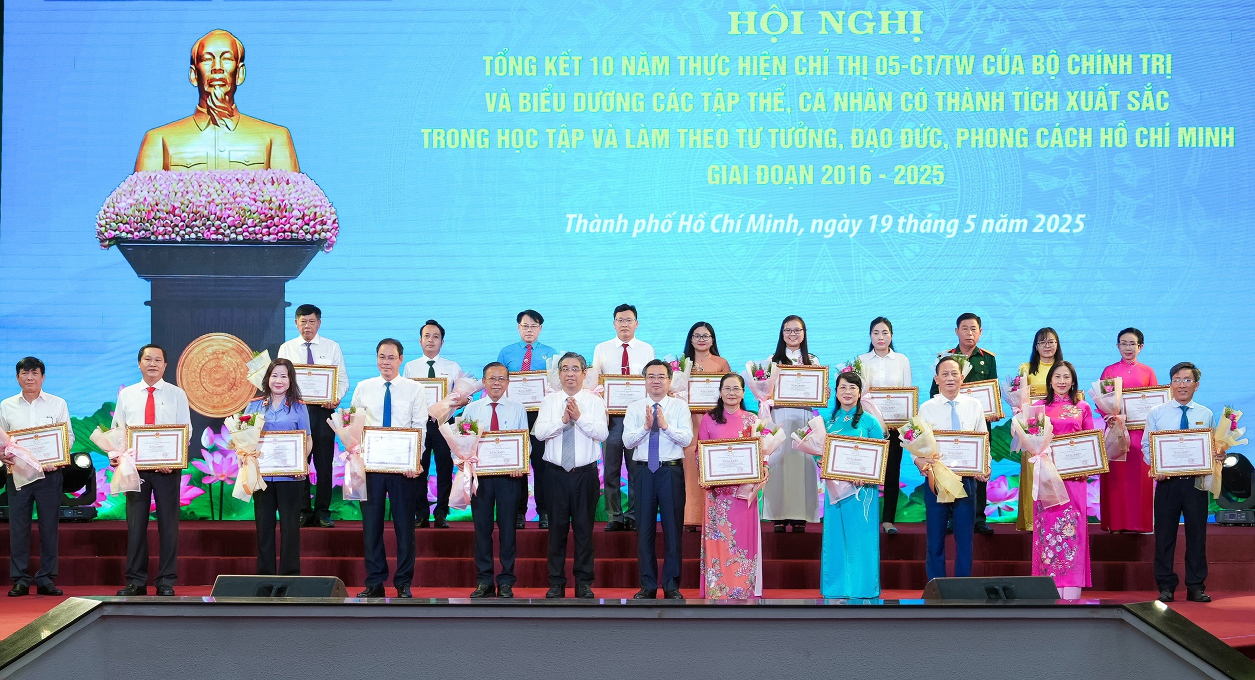 Học Bác thầm lặng tận hiến cho đời - Ảnh 1.