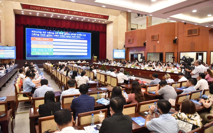 Một phòng giáo dục ở Đồng Nai tổ chức cho giáo viên bay ra Hà Giang học tập chuyển đổi số - Ảnh 4.