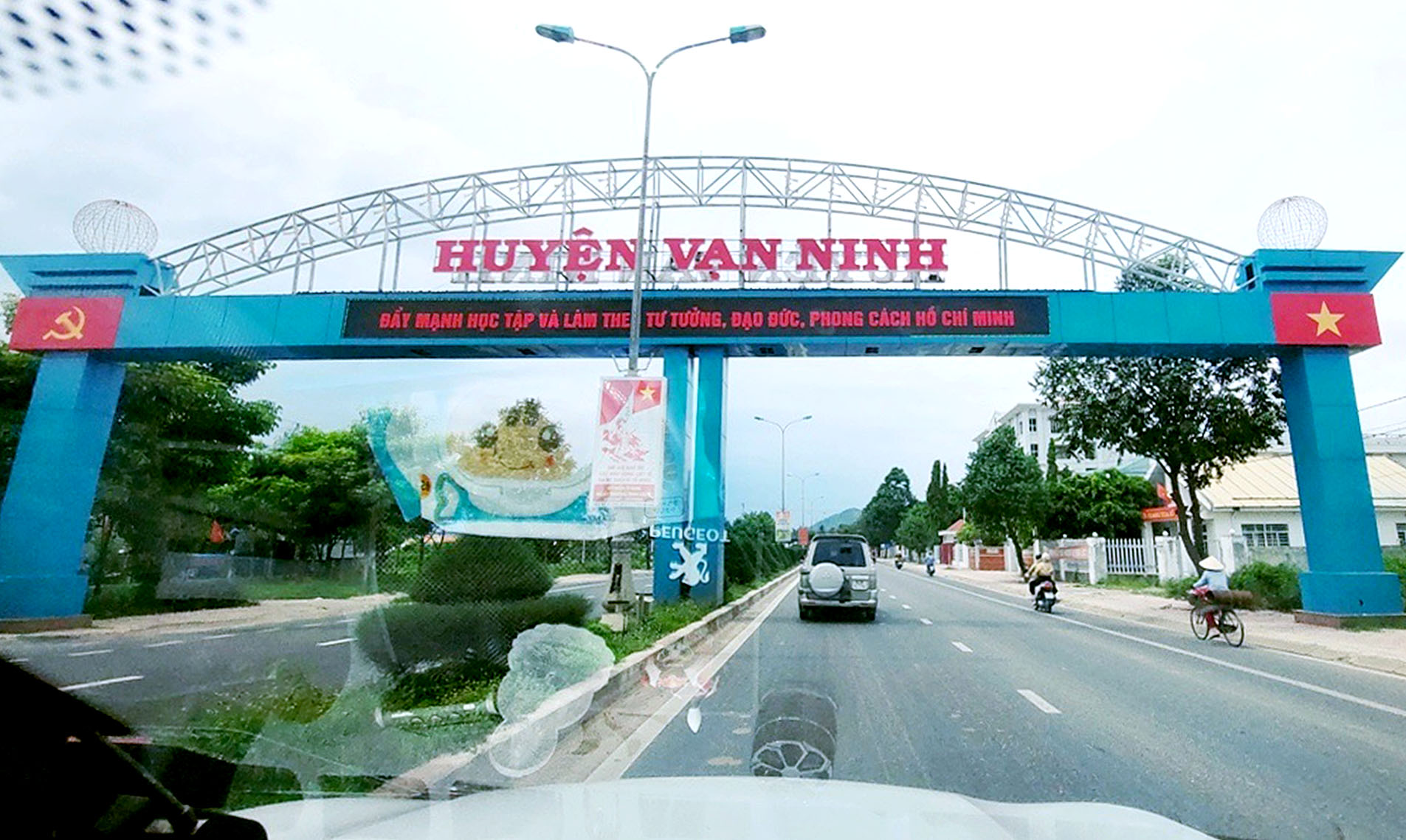 Tòa án quyết định đình chỉ xử phúc thẩm vụ kiện liên quan đến bưu phẩm phát nhầm - Ảnh 1.