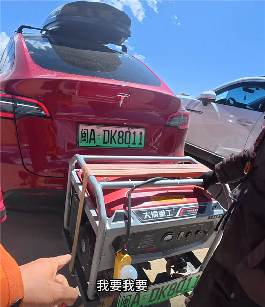 Cõng thêm máy phát, chiếc xe điện Tesla biến thành ô tô hybrid - 3