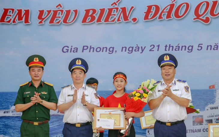 Trao tặng 230 suất học bổng cho học sinh nghèo hiếu học tại Kiên Giang - Ảnh 2.
