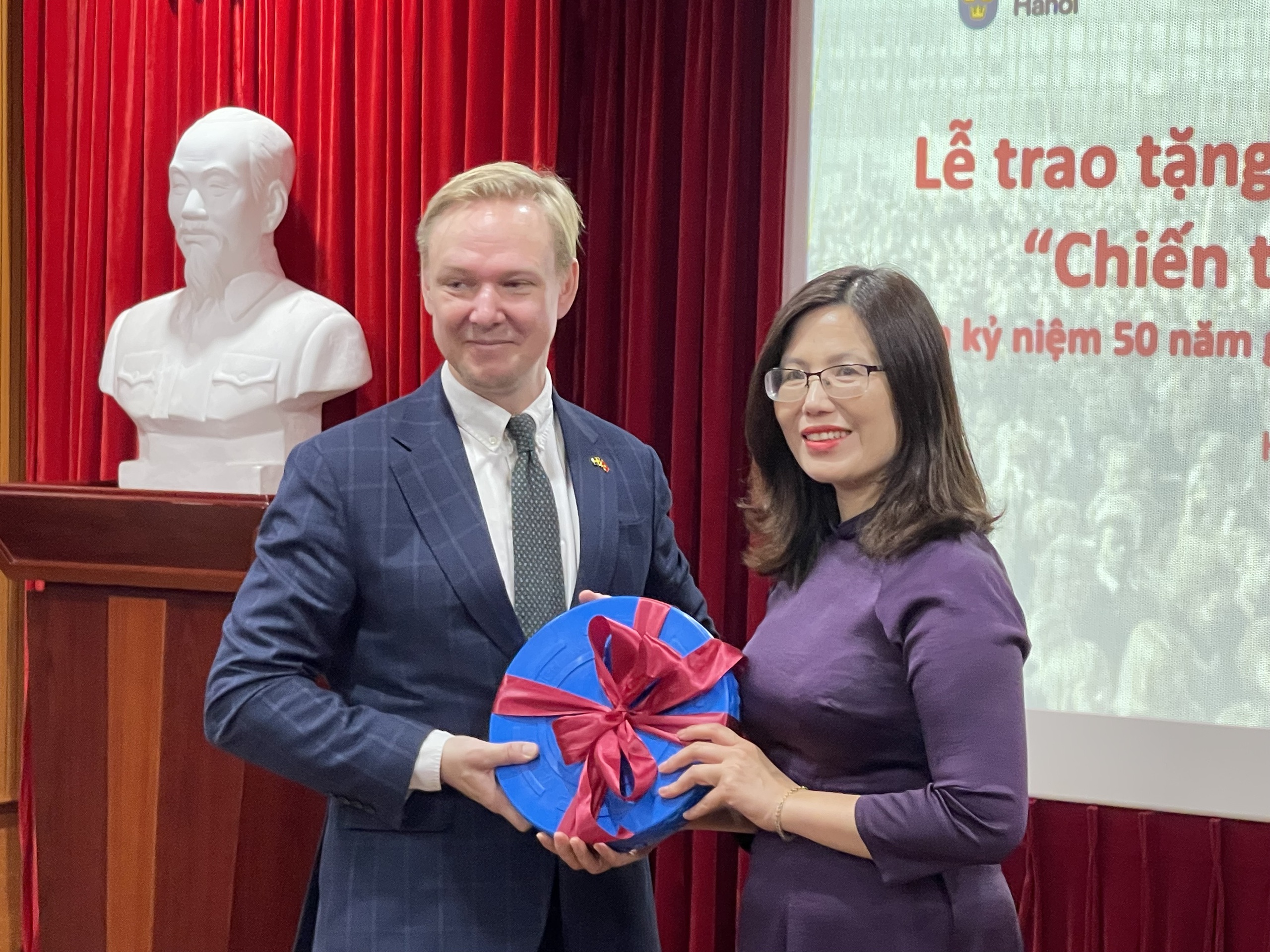Thụy Điển trao tặng Việt Nam bộ phim tài liệu về ngày 30-4-1975 - Ảnh 1.