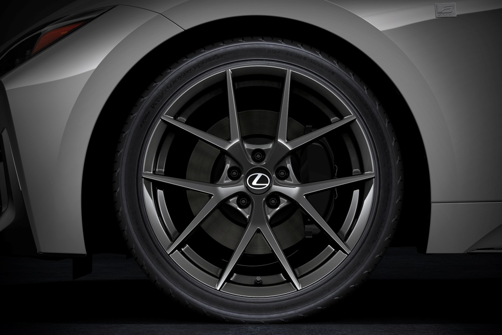 Lexus Tiếp Tục Khai Thác Dòng IS Sau 13 Năm, Gây Tranh Cãi Về Thiết Kế Giống Toyota - 4