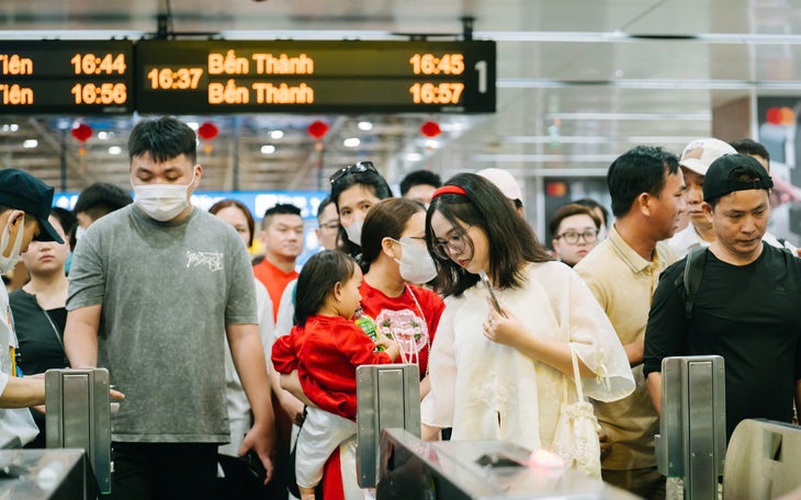 Yều cầu có phương án phân luồng, không để khách chen lấn ở ga metro số 1 lễ 30-4 - Ảnh 1.