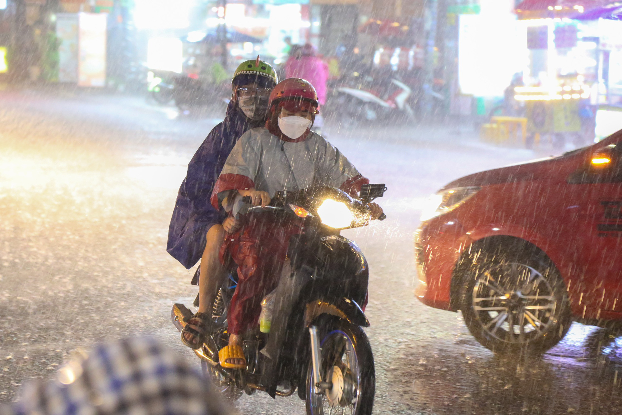Dự báo thời tiết mưa dông tại TP.HCM tối nay, người dân cần lưu ý khi xem pháo hoa - Ảnh 1.