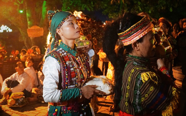 Bộ Văn hóa, Thể thao và Du lịch đề nghị chấn chỉnh hoạt động thực hành ở Lễ hội Tháp Bà Ponagar - Ảnh 3.