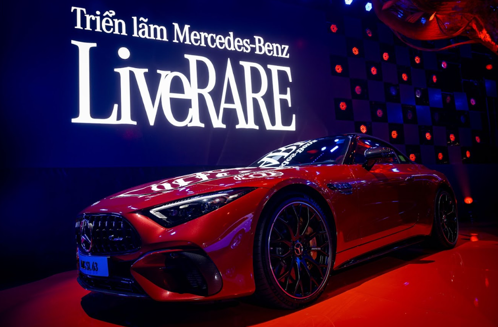 Mẫu xe mui trần SL 63 AMG là tâm điểm của khách hàng yêu xe thể thao.
