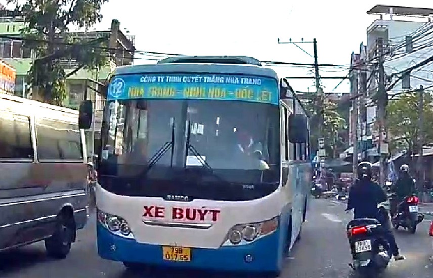Xử phạt tài xế xe buýt tại Nha Trang vì hành vi vượt ẩu - Ảnh 1.