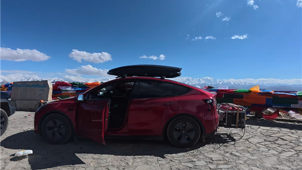 Cõng thêm máy phát, chiếc xe điện Tesla biến thành ô tô hybrid - 1