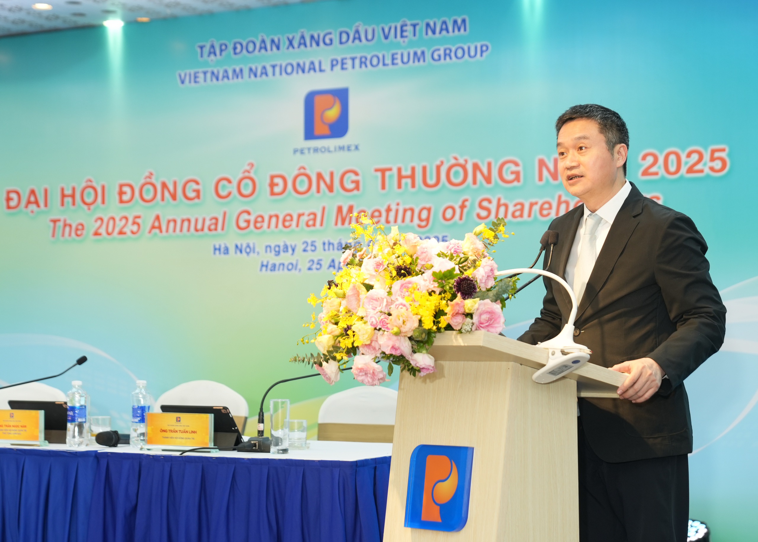 Lãnh đạo ngành xăng dầu Việt Nam phản hồi về sự giảm giá đột ngột của xăng dầu sau quyết định thuế của Mỹ - Ảnh 1.